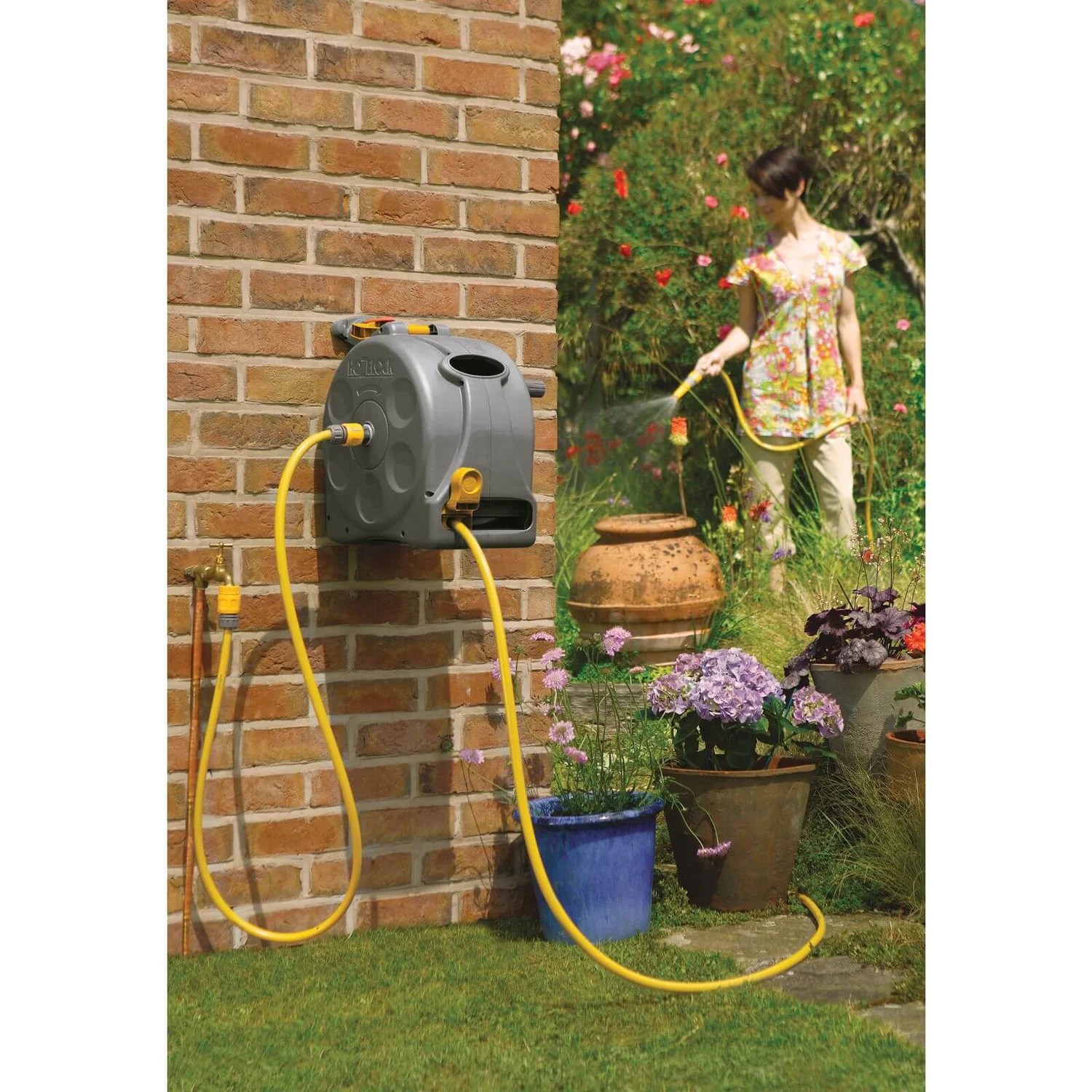 Hozelock 2 In 1 Compact Enclosed Hose Reel - 25m 4 Hozelock 2 In 1 Compact Enclosed Hose Reel - 25m - Image 2