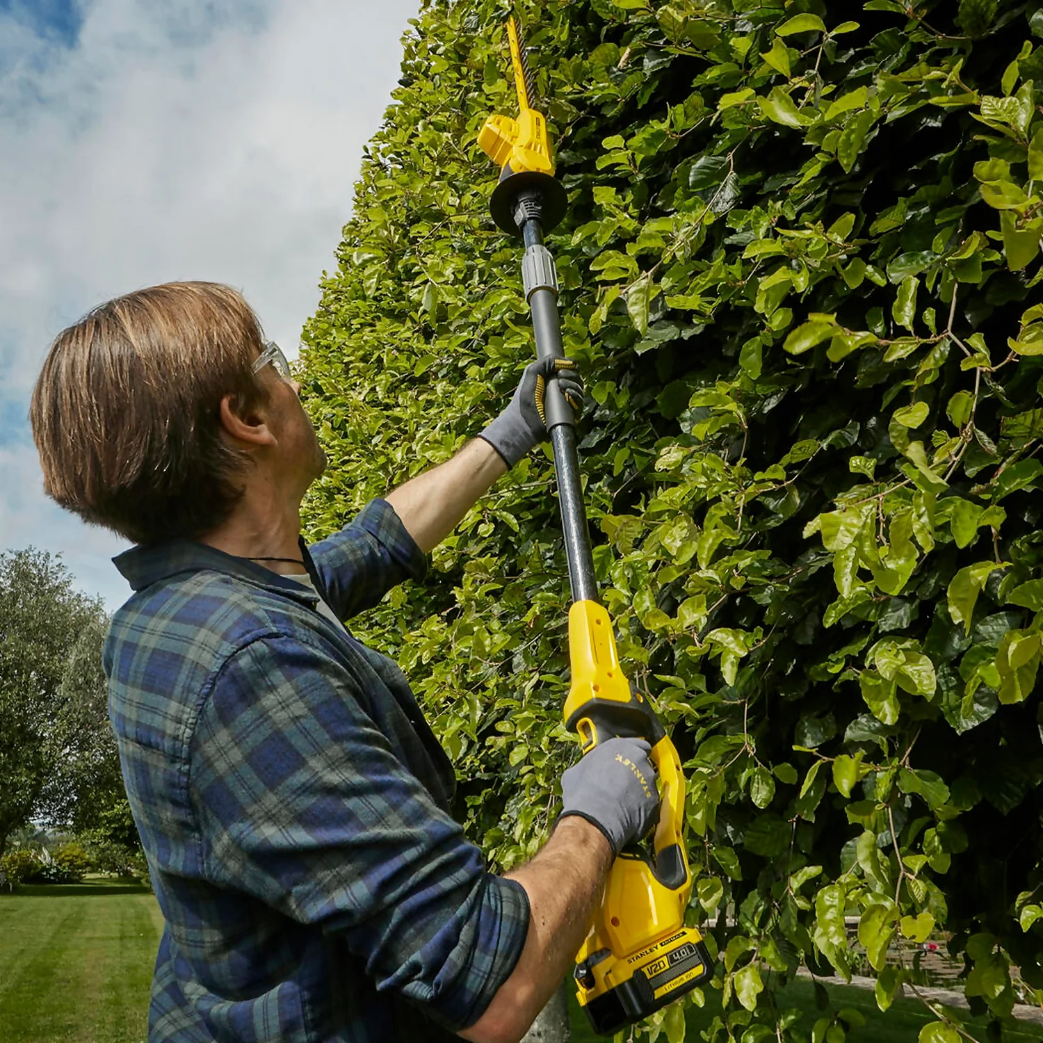 STANLEY FATMAX V20 18V Cordless Pole Hedge Trimmer 45cm (Sfmcph845M1-Gb) 4 STANLEY FATMAX V20 18V Cordless Pole Hedge Trimmer 45cm (Sfmcph845M1-Gb) - Image 2