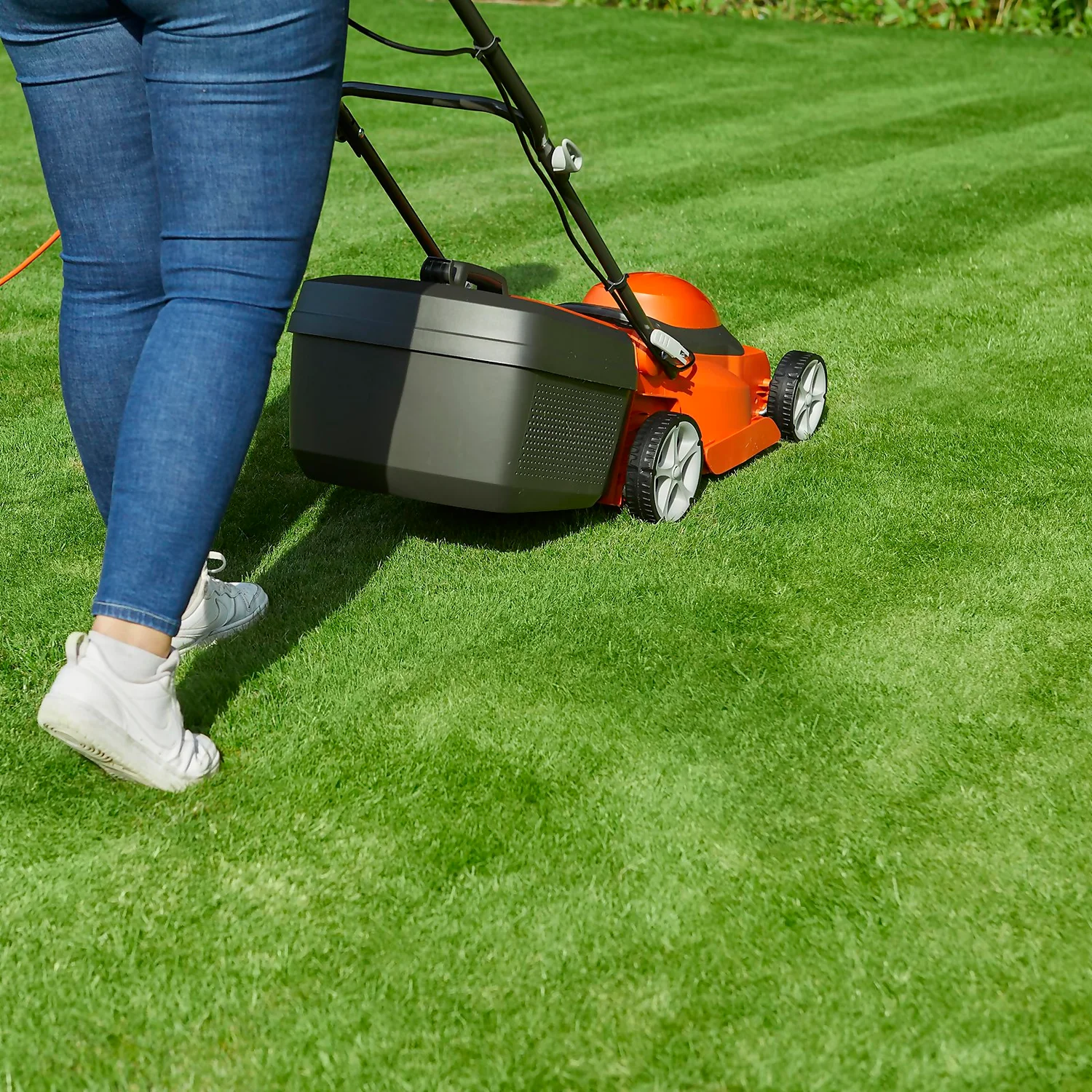 Flymo 1200W EasiStore 300R Electric Lawn Mower - 30cm 6 Flymo 1200W EasiStore 300R Electric Lawn Mower - 30cm - Image 4