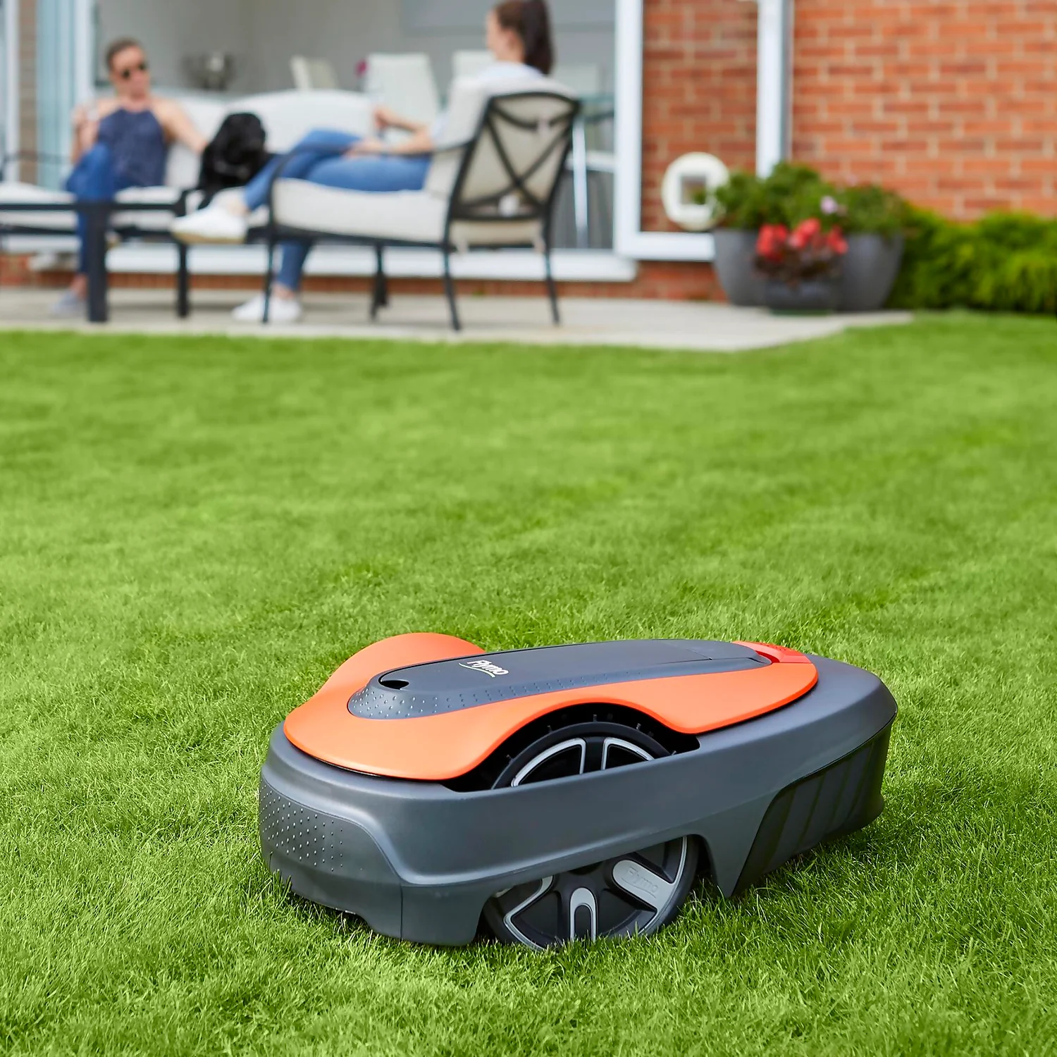 Flymo EasiLife 800 Cordless Robot Lawn Mower - 16cm 6 Flymo EasiLife 800 Cordless Robot Lawn Mower - 16cm - Image 4