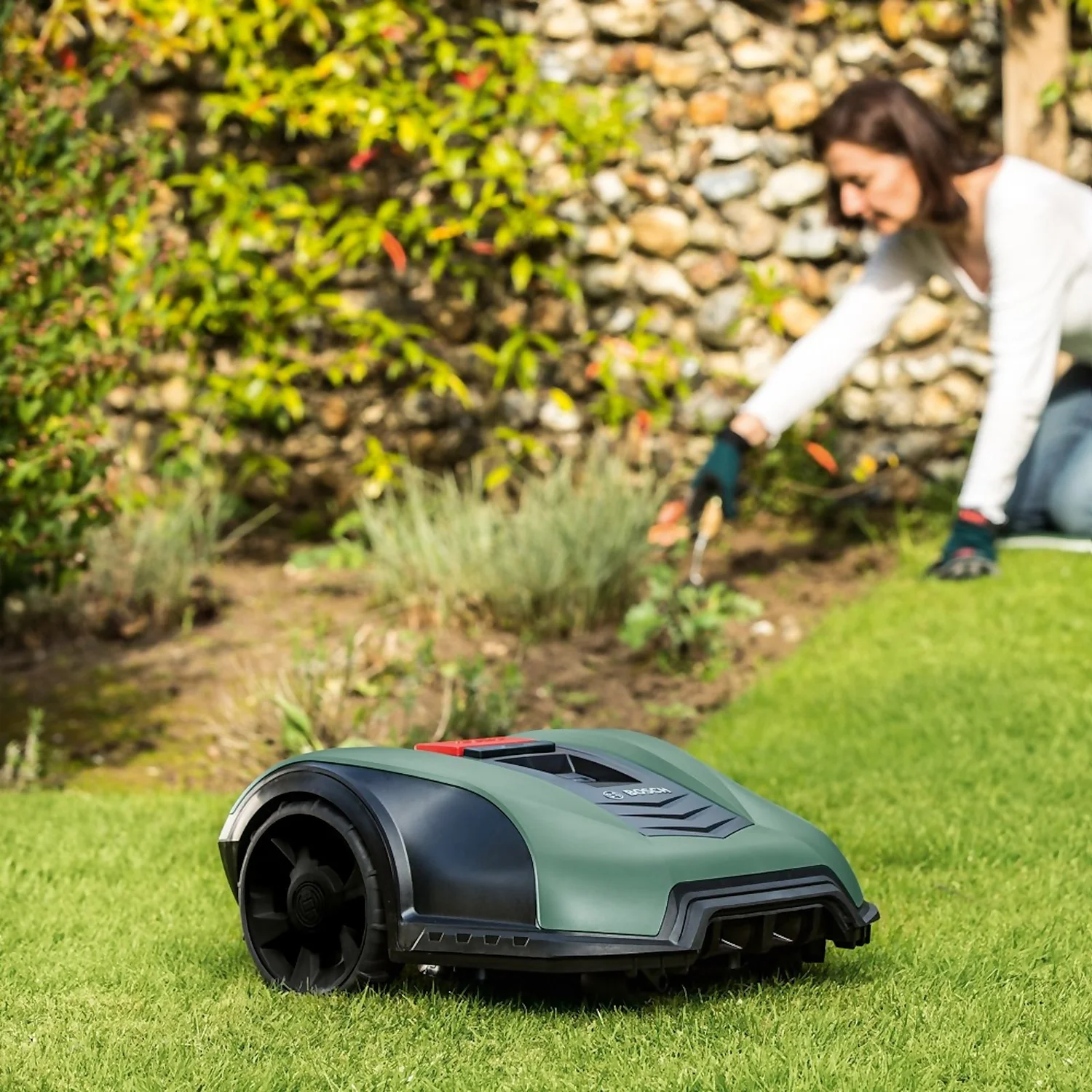 Bosch 18V Indego M Plus 700 Robotic Lawn Mower - 19cm 9 Bosch 18V Indego M Plus 700 Robotic Lawn Mower - 19cm - Image 7